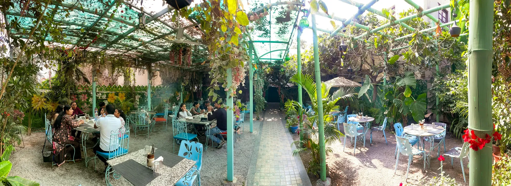Beautiful Outdoor Garden Dining Pathway